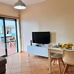 Daire Ocean Terrace With Pool By Homing *